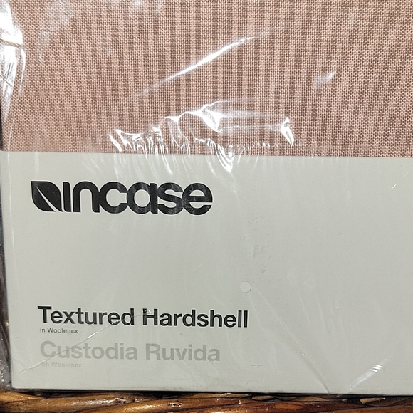 Incase Textured Hardshell 15" Pink - Picture 3 of 4